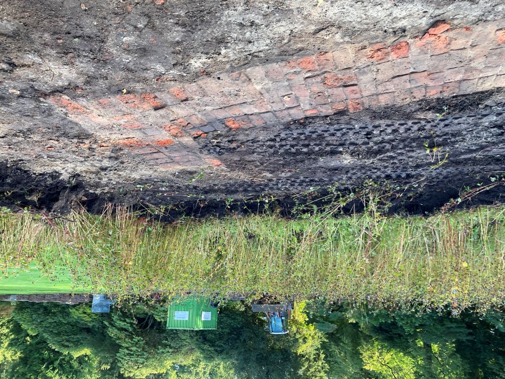 Ziegelsteinmauer in L-Form im Boden