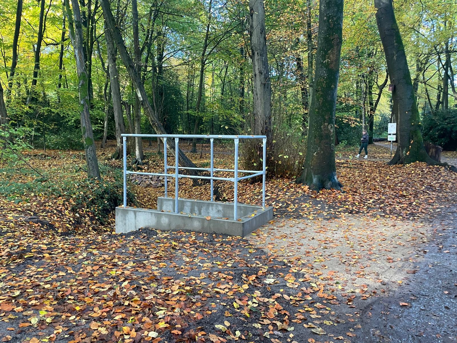 Betonbauwerk mit Geländer