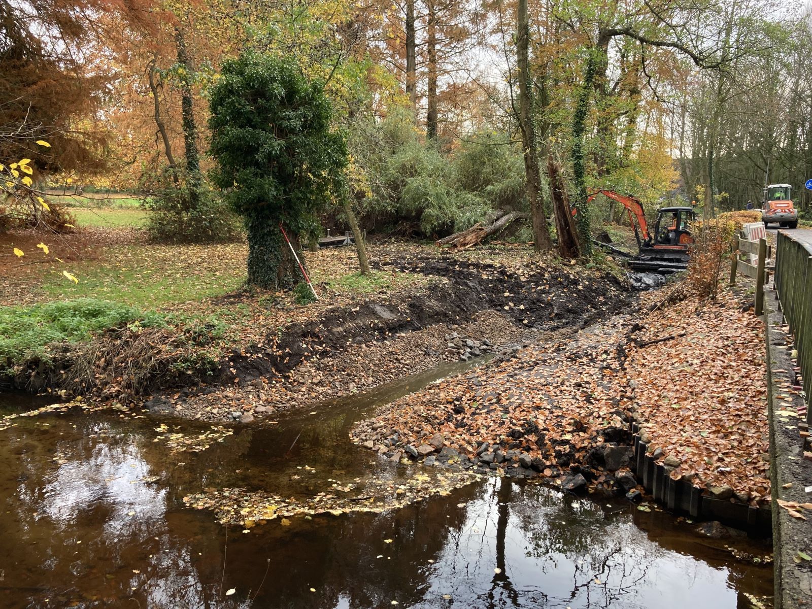 Flussbett mit Natursteinen