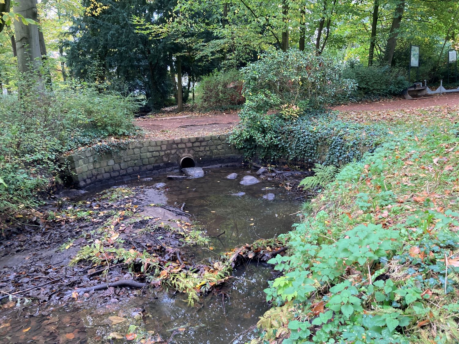 Rohr unter dem Weg