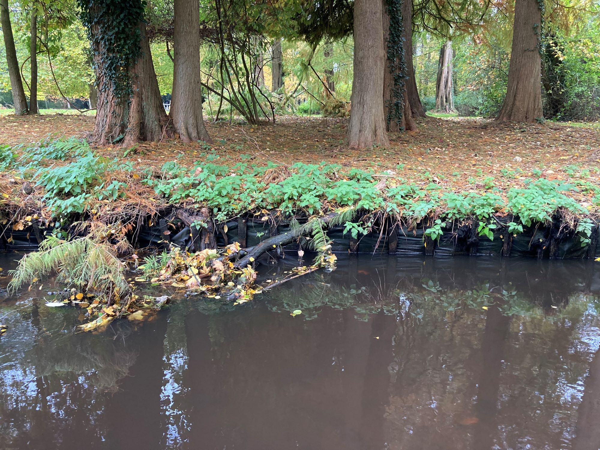 Ufer mit Abgrenzung aus Vlies