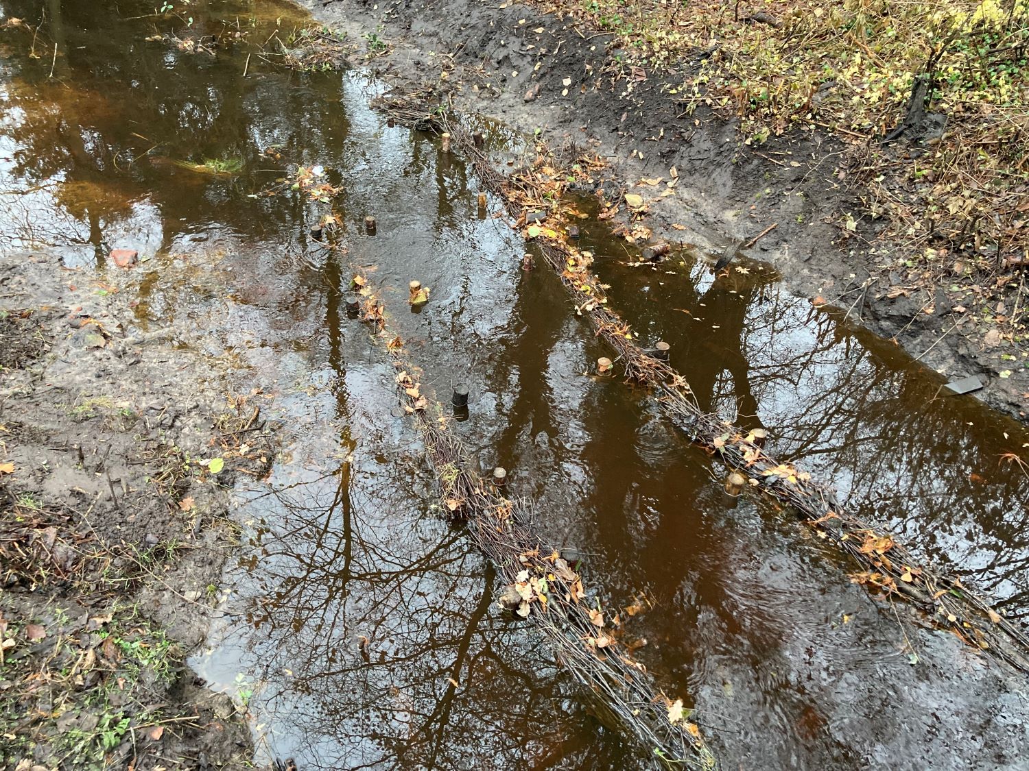 Fließrinne aus Reisigbündeln