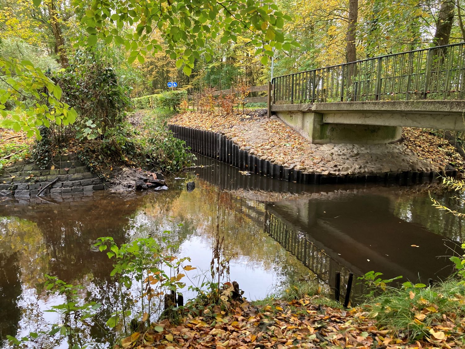 Gewässer mit Brücke