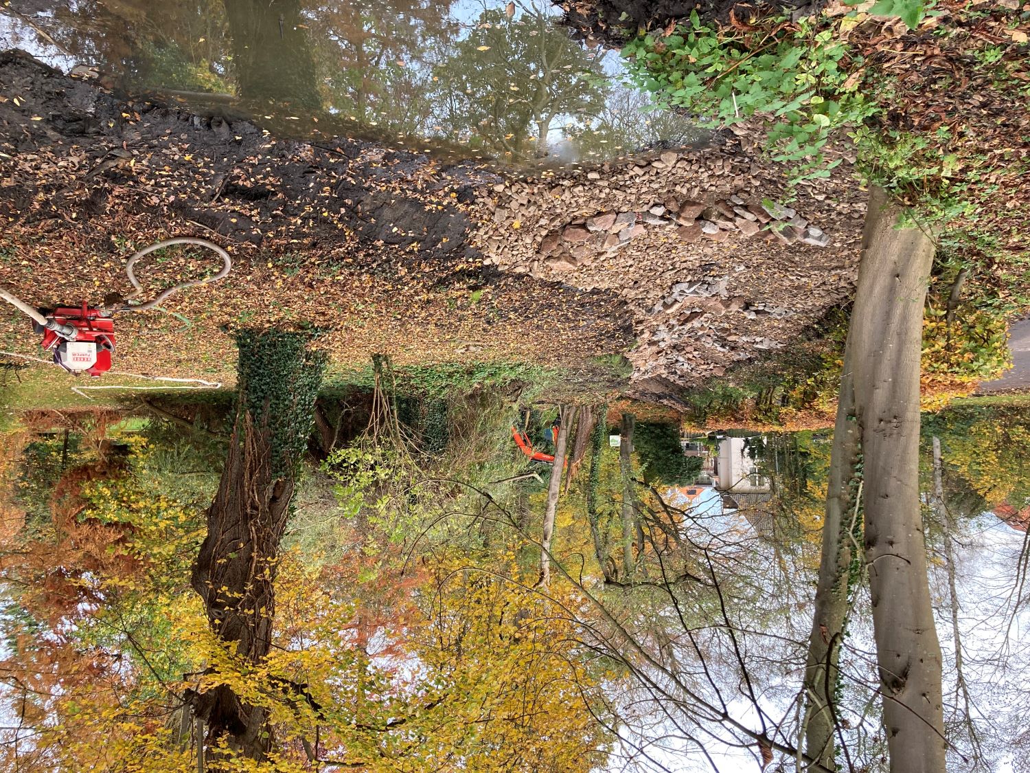 Flussbett mit Natursteinen und Kies