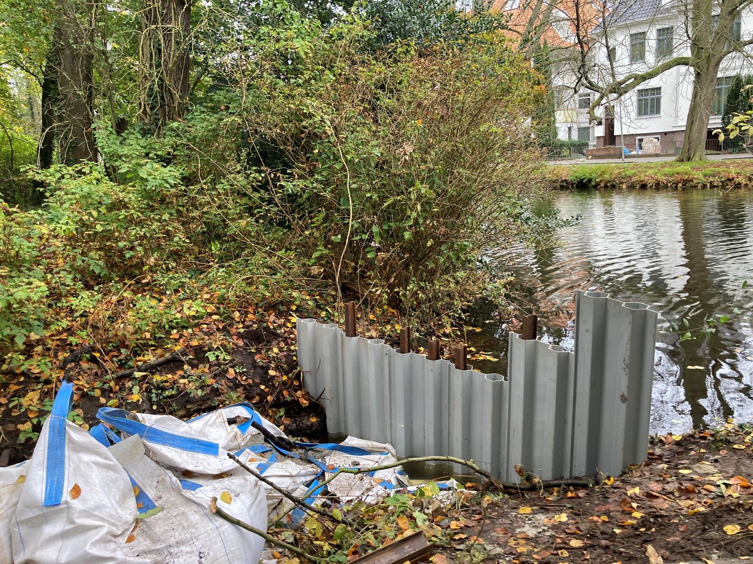 Spundwand, die das Wasser der Mühlenhunte stoppt