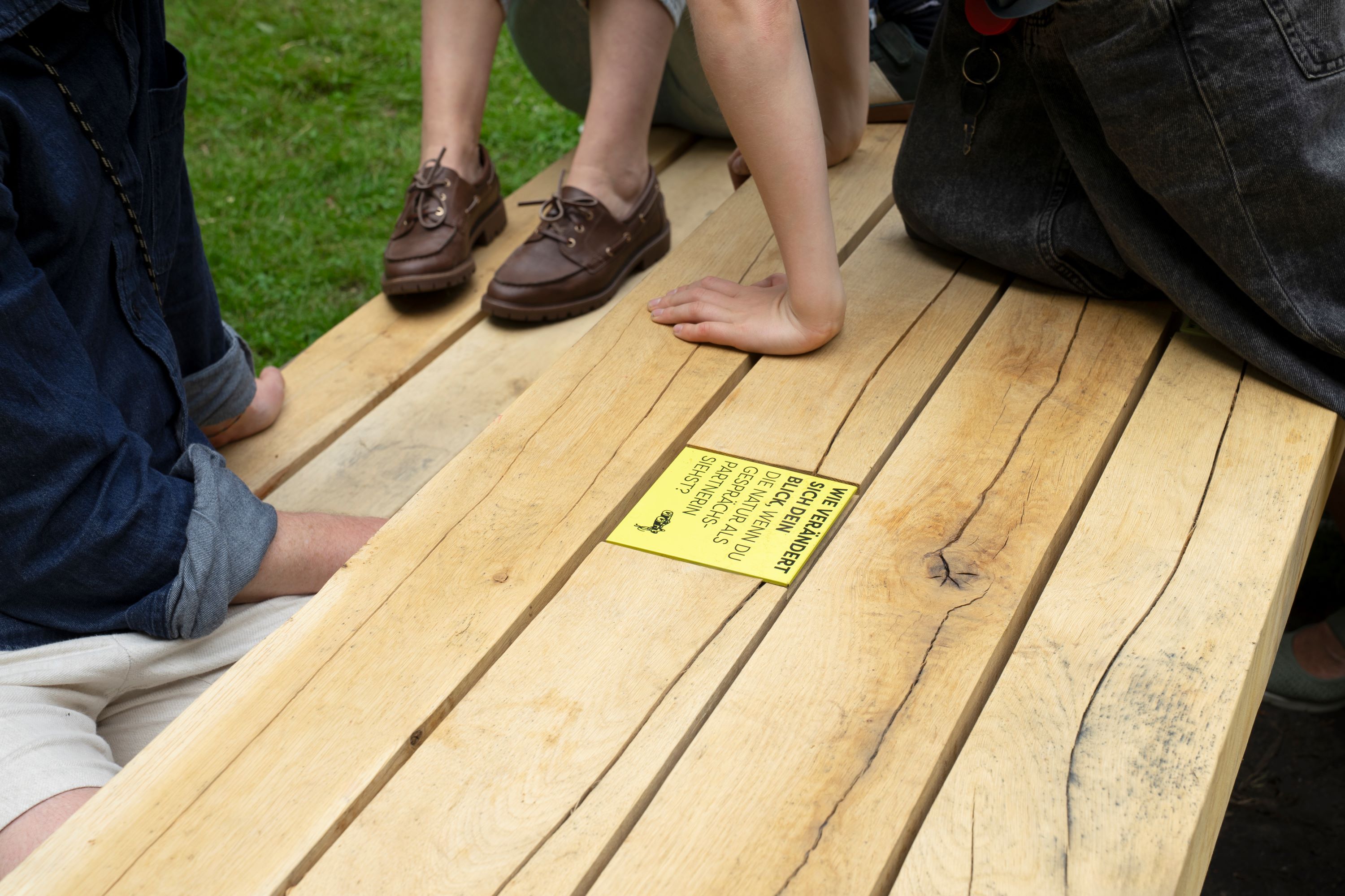 Texttafel eingelassen in einem Holztisch