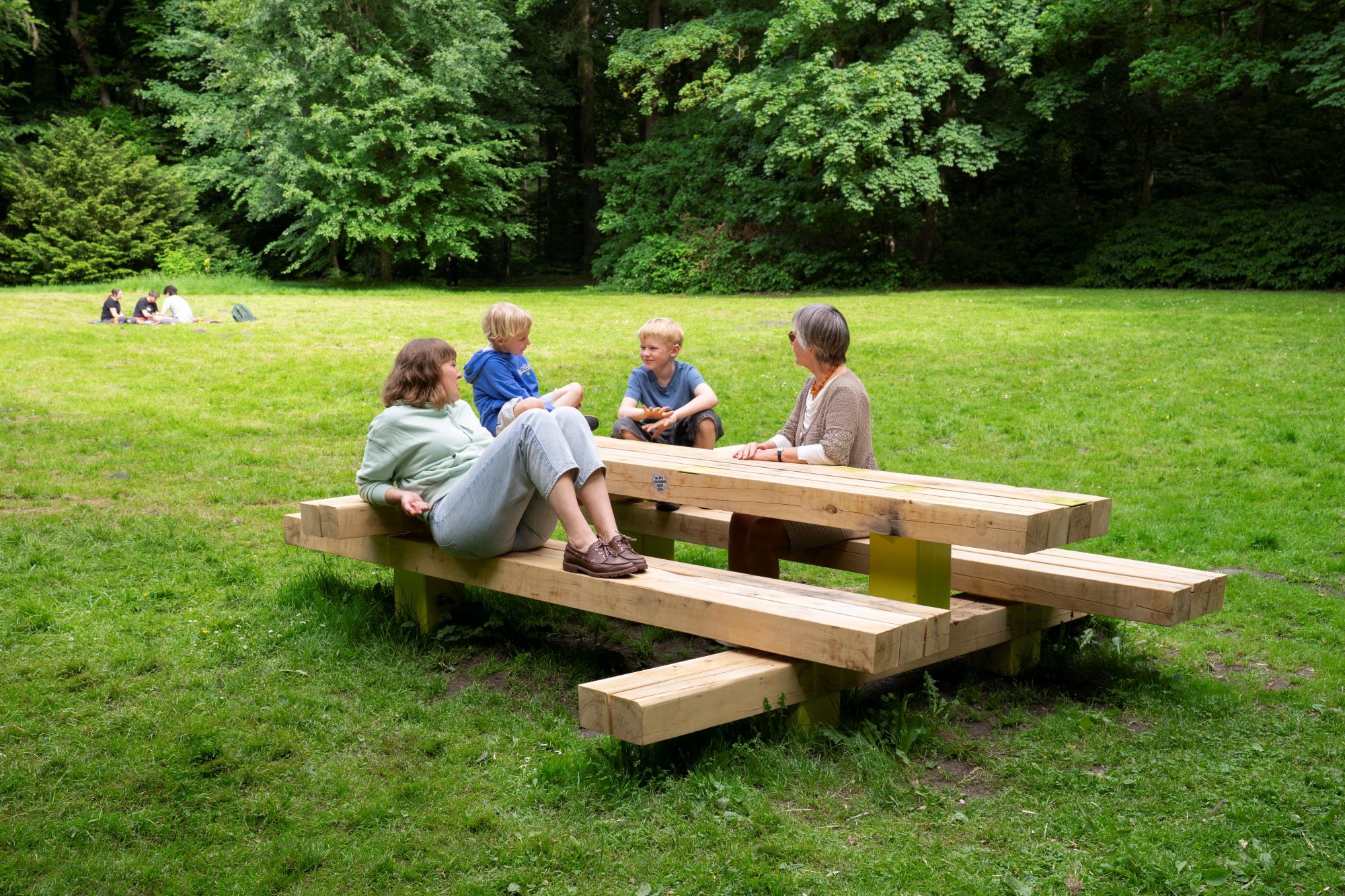 Menschen auf einer Sitzgelegenheit