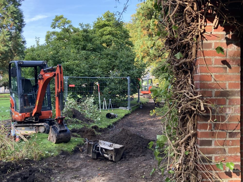Bagger und ausgebaggerte Wege im Schlossgarten