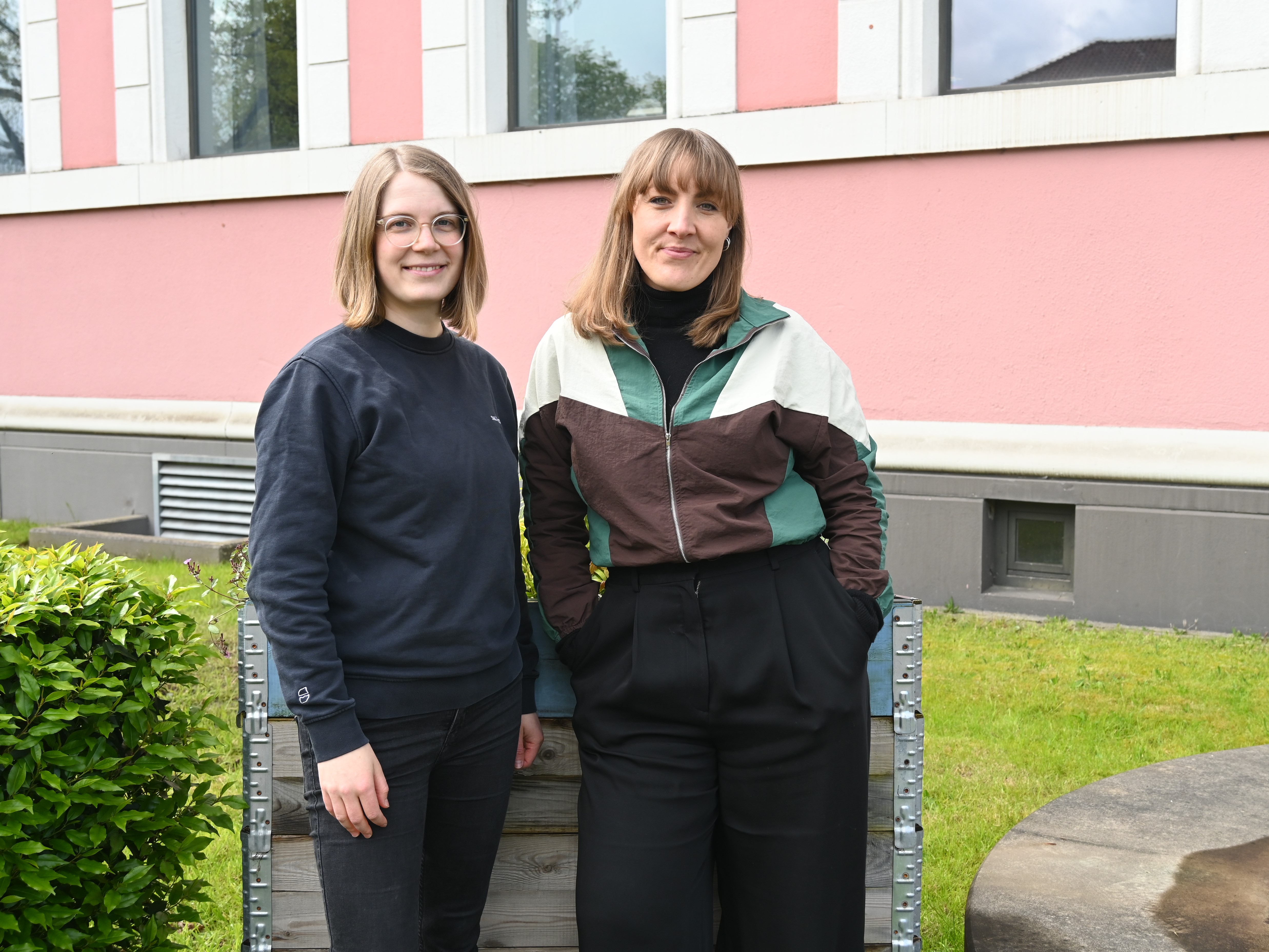 Caroline Hoops und Saskia Benthack stehen vor dem Landesmuseum