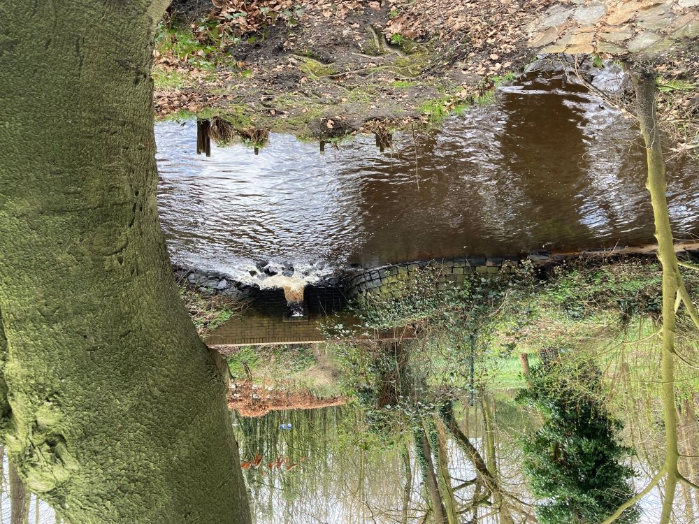 Durchlassbauwerk mit durchpressendem Wasser