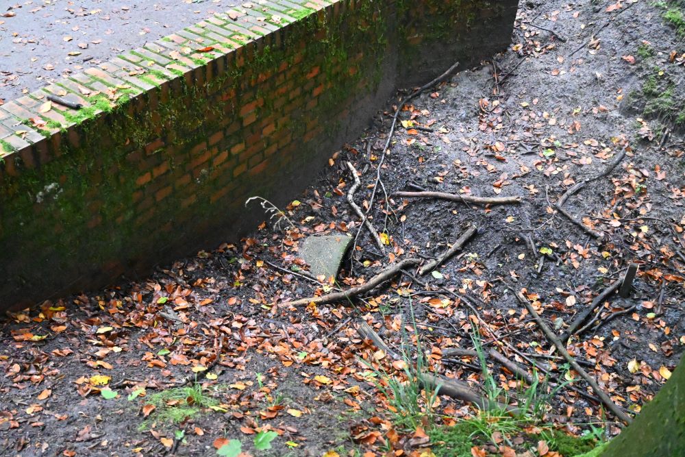 Verstopftes Durchlassbauwerk unter einem Weg