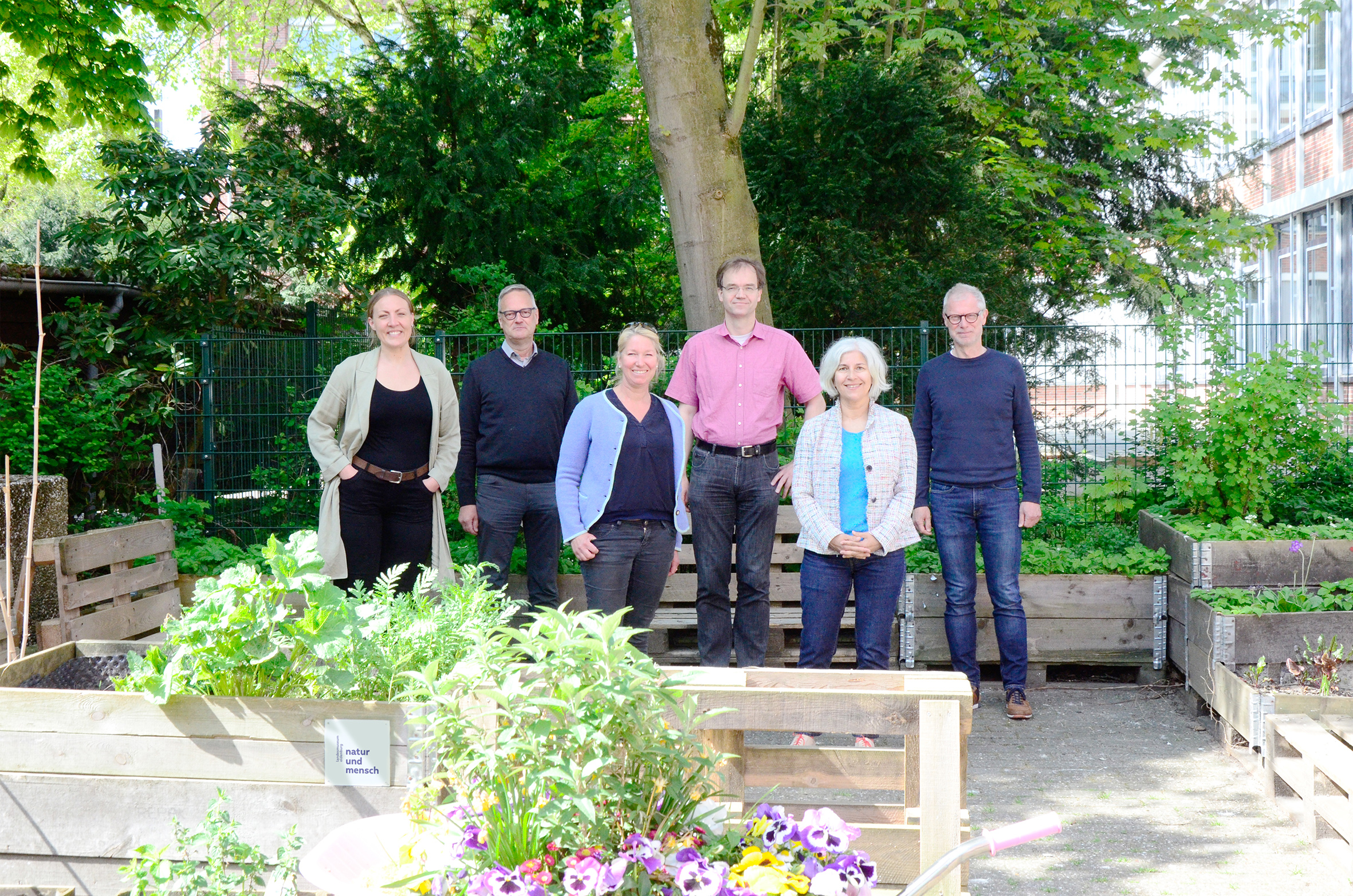 Lankeungsgruppe aus 6 menschen vor Hochbeeten im Museumshof