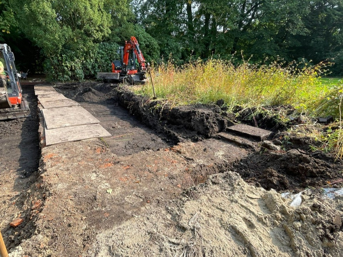 Mauerreste inmitten einer Baustelle