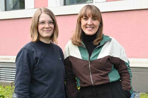 Caroline Hoops und Saskia Benthack stehen vor dem Museum und lächeln in die Kamera
