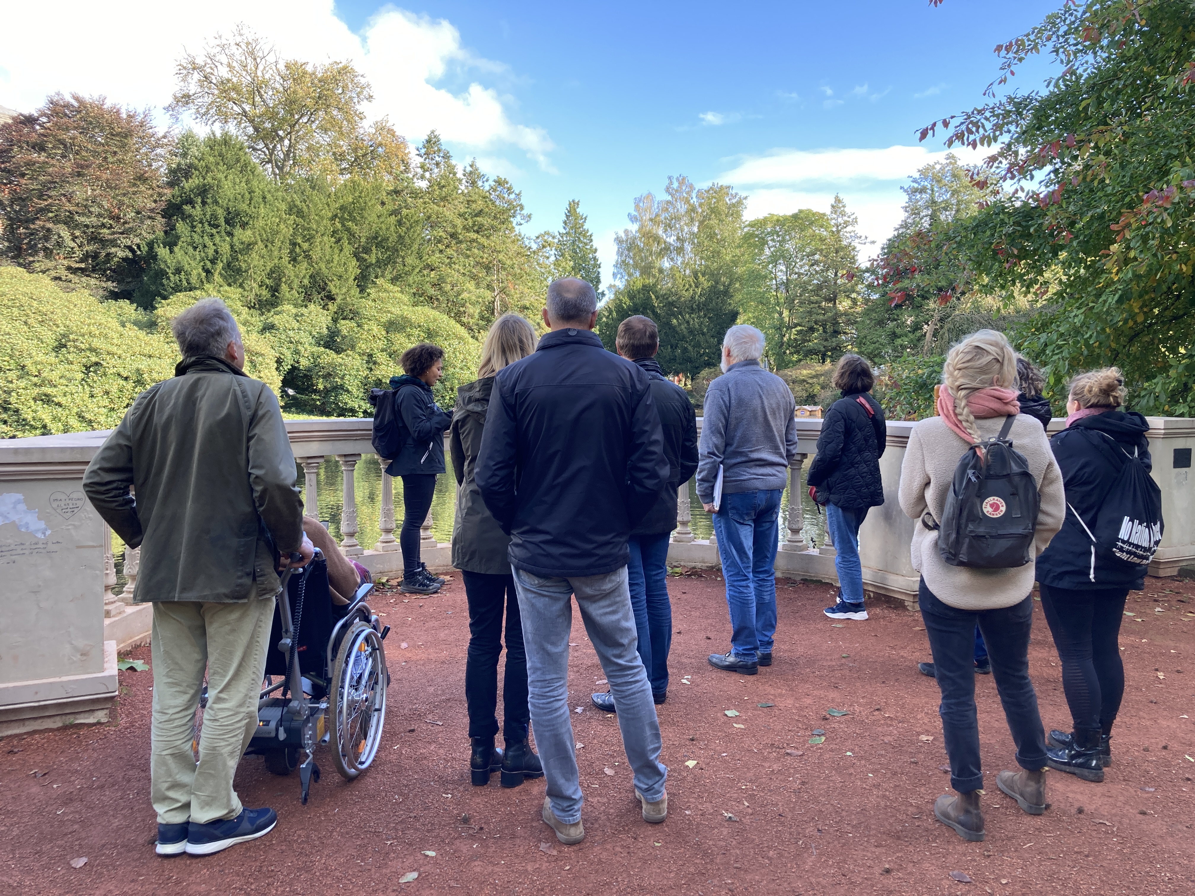 Menschenmenge an der Balustrade am Schlossteich