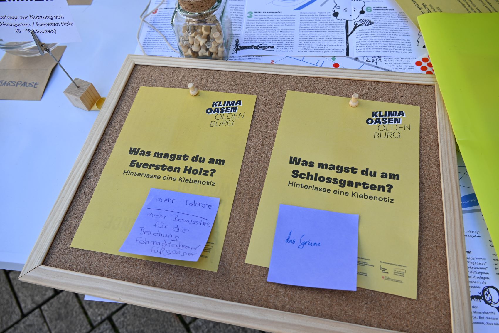 Sammlung von Impressionen zum Schlossgarten und Eversten Holz bei einem Infostand