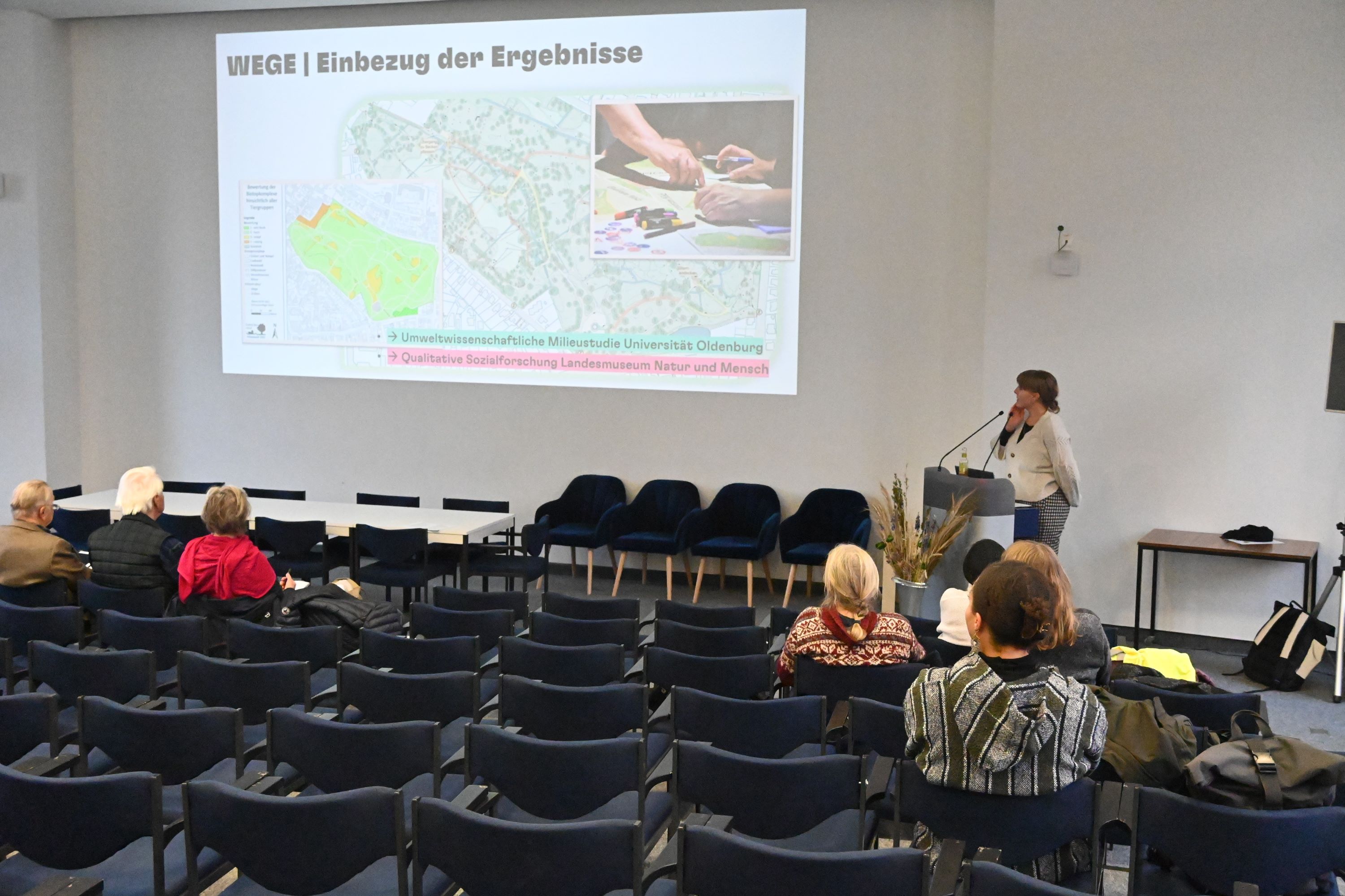 Saskia Benthack referiert über den Projektfortschritt im Hörsaal des Landesmuseums Natur und Mensch