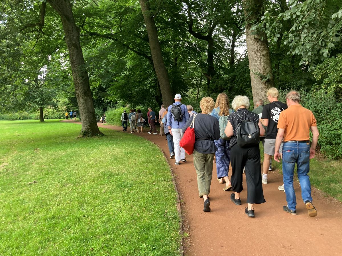 Große Menschengruppe läuft durch den Schlossgarten
