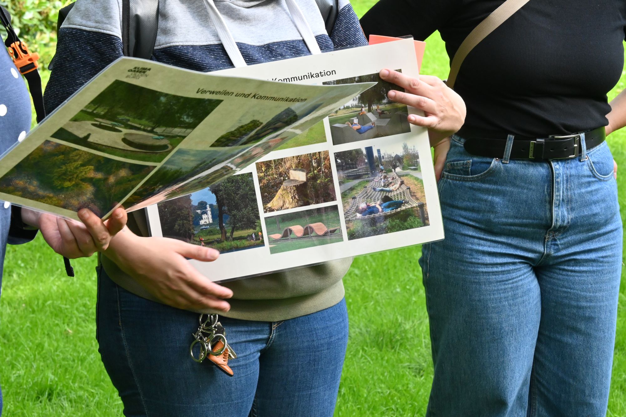 Arbeit mit Moodboards im Eversten Holzes aus einer Session des dritten Klimaoasen-Labors